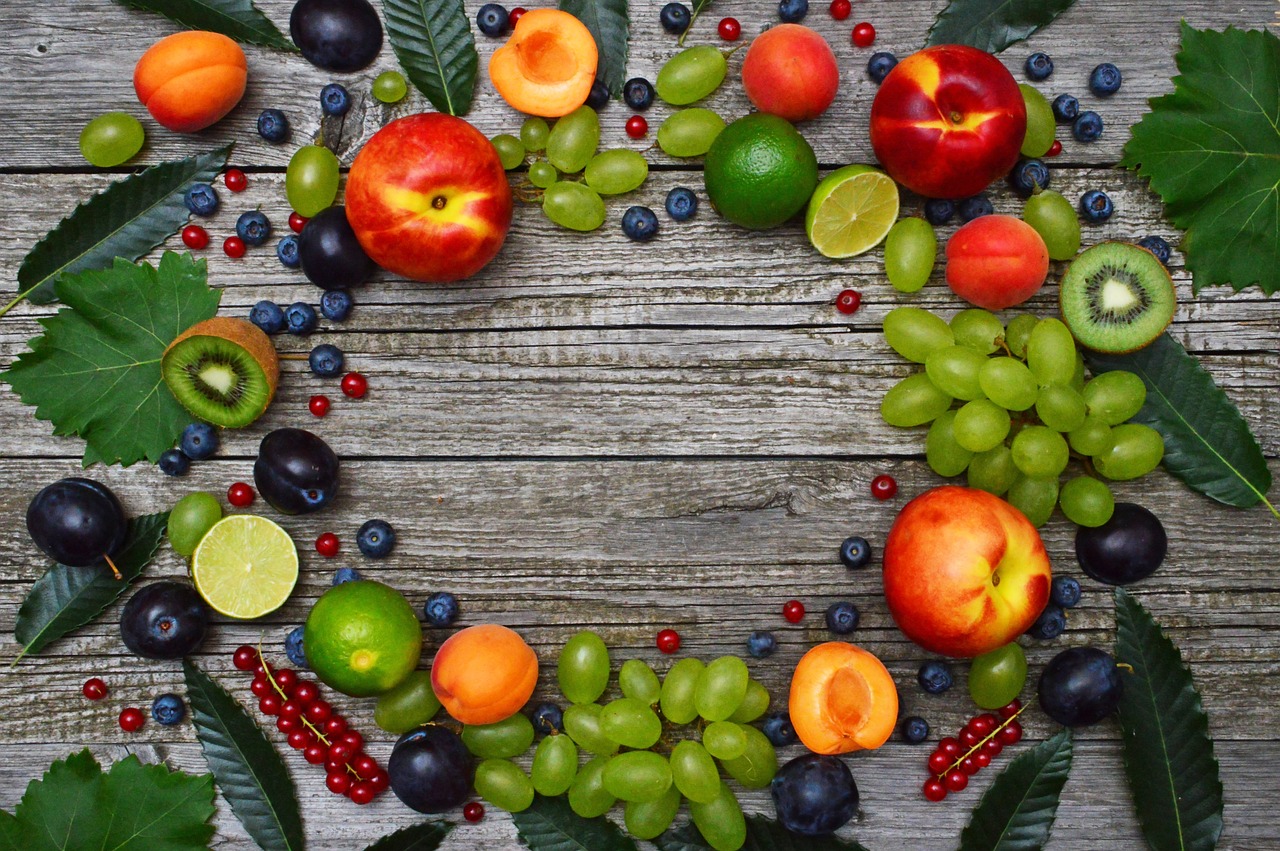 Imagen de variedad de frutas y verduras sobre una mesa de madera. Créditos: pixabay.com