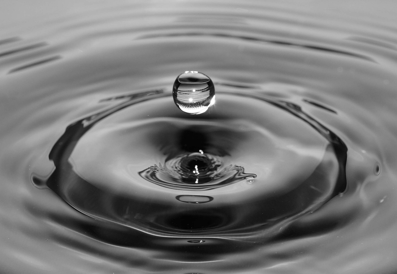 Imagen de una gota de agua provocando ondas al caer. Foto: pixabay.com