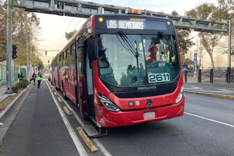 Conductor de automóvil choca contra Metrobús por dar vuelta prohibida