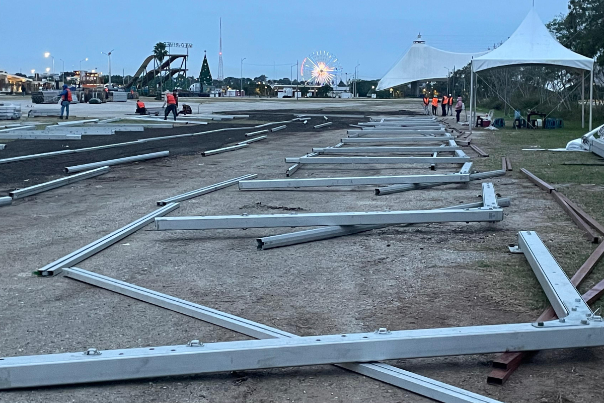 Una serie de mega carpas en el Parque Metropolitano de Tampico servirán como refugio temporal para migrantes nacionales y extranjeros. Foto: Axel Hassel