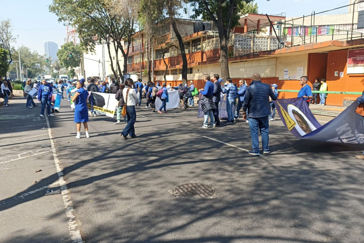 Manifestantes en contra de la fabricación de delitos por parte de la FGJ de CDMX, vestidos de azul.     Foto: Ramón Ramírez