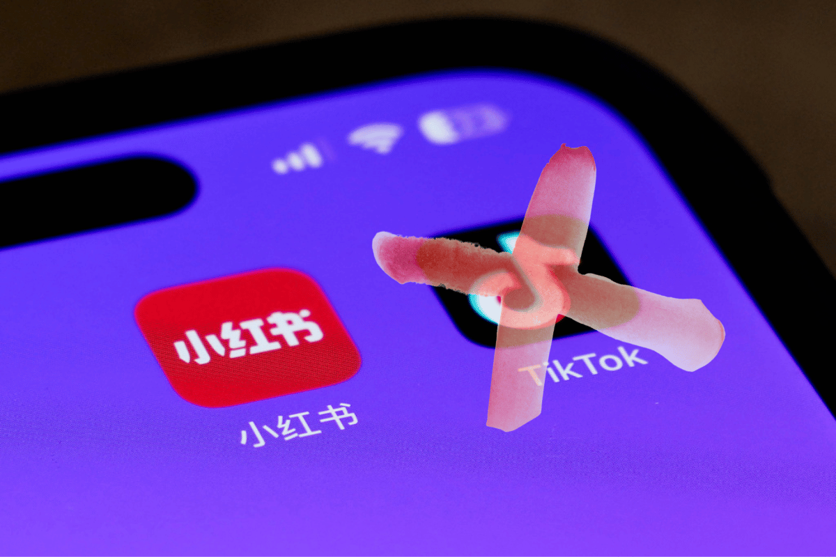 Los iconos de las aplicaciones para teléfonos inteligentes Xiaohongshu y TikTok se muestran en la pantalla de un teléfono en Beijing, el martes 14 de enero de 2025. (AP Photo/Andy Wong)