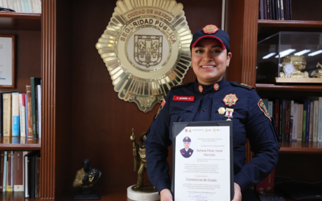 Ascienden de grado a policía que rescato a una bebe en el metro de CDMX