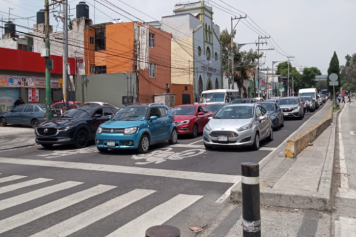 Asentamientos vehiculares al cruce con semáforos en Calzada de los Misterios de Montevideo hacia Circuito Interior. Foto: @OVIALCDMX