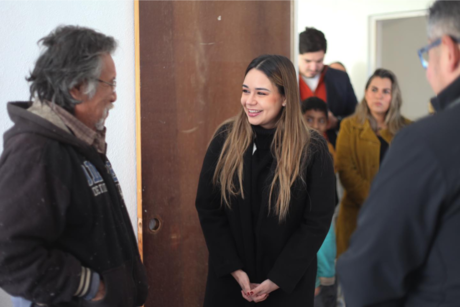 Lucy de Gattás visita a familias refugiadas en albergue del DIF Victoria