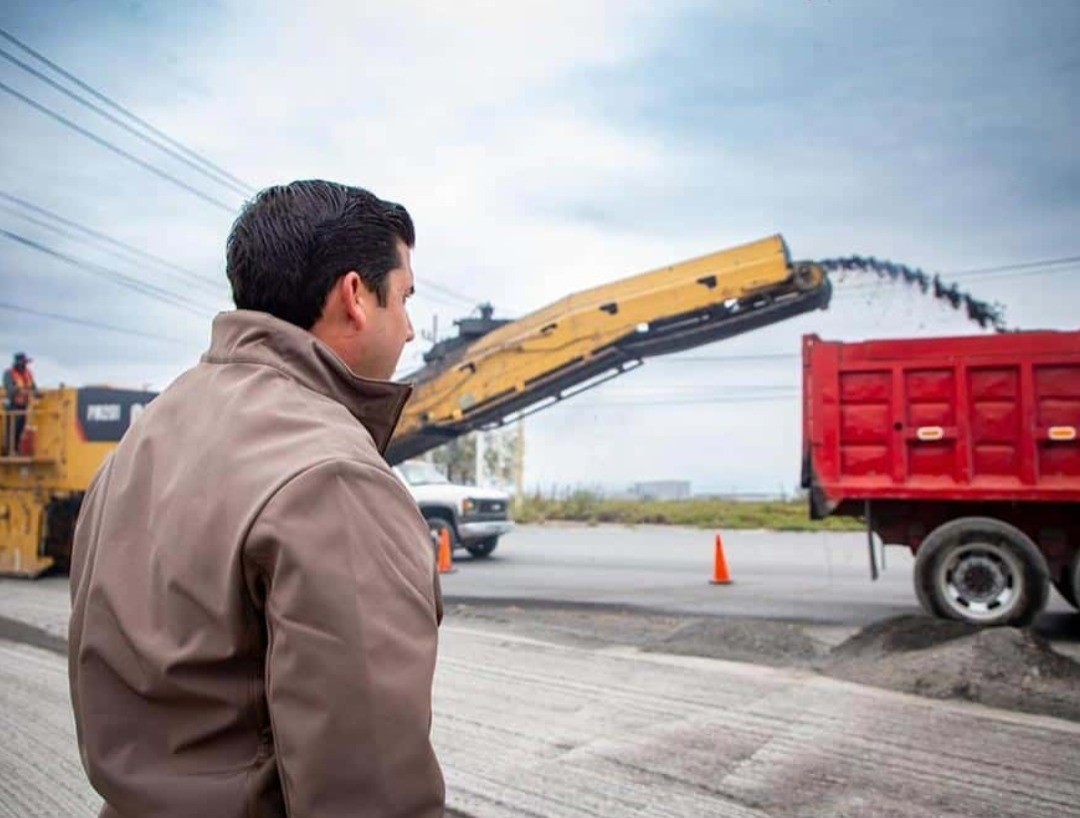 Raúl Cantú en las obras que se hacen en la carretera Santa Rosa. Foto: Municipio de Salinas Victoria