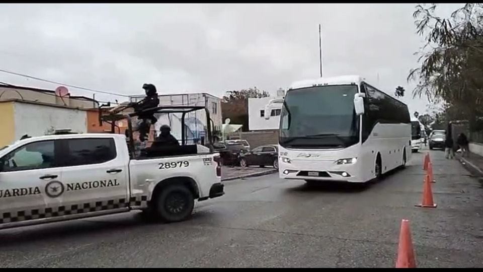 Este martes, aproximadamente 67 mexicanos deportados llegaron a Matamoros en tres autobuses, enfrentando temperaturas cercanas a los cero grados. Foto: Redes sociales