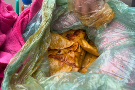 Emprenden hermanas con tacos de canasta frente a Hospital Metropolitano