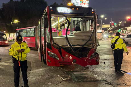 ¡Duelo de titanes! Chocan unidad de Metrobús y RTP en Chapultepec