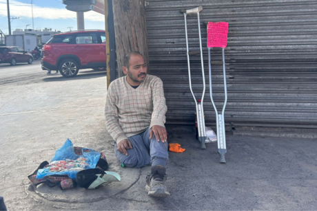 Erick ejemplo de resiliencia, pierde la pierna y vende dulces para ganarse la vida