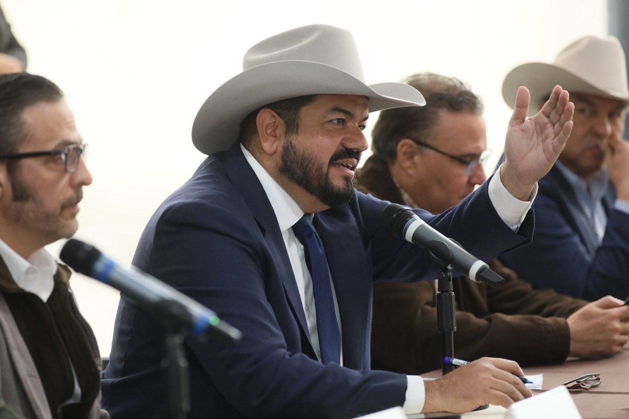 Representantes del sector ganadero, gobiernos federal y estatal. Foto: Unión Ganadera Regional de Nuevo León