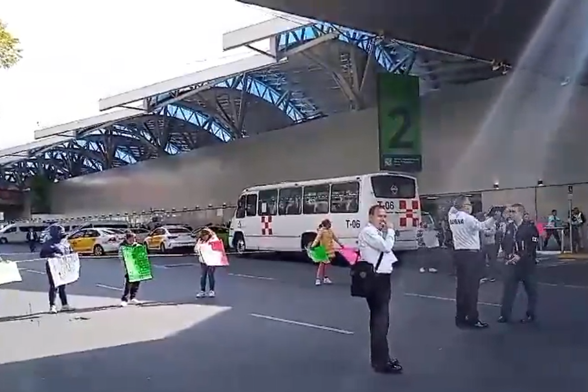 Manifestantes bloqueando acceso a la Termina 1 del AICM.    Foto: Captura de pantalla de @OVIALCDMX.