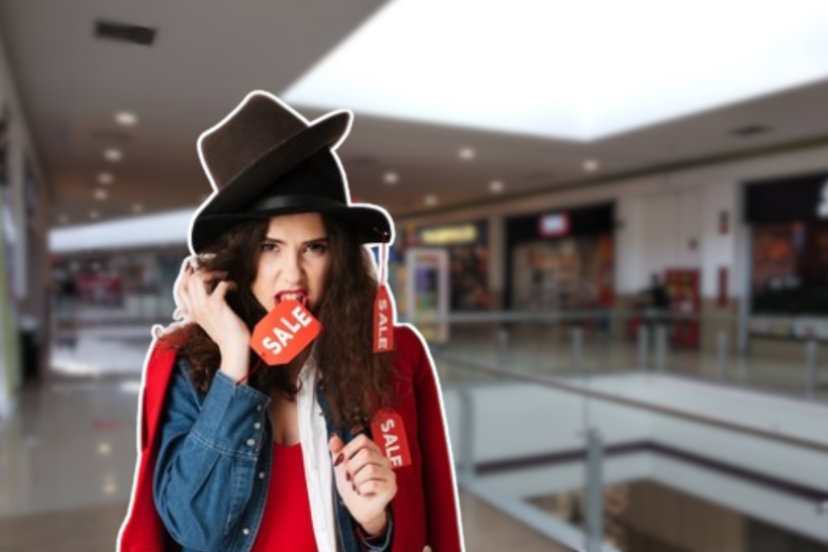 Mujer con etiquetas de rebajas frente a tiendas de Fórum Buenavista.    Foto: Arturo Anguiano Castro y Freepik, editada en Canva.