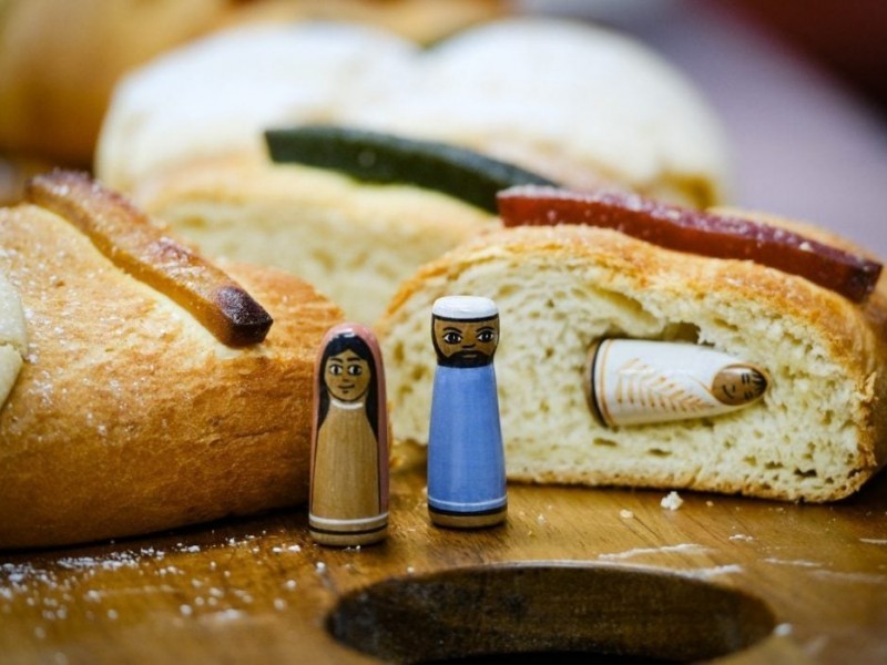 Muñecos de porcelana en rosca de Reyes. Foto: Redes Sociales