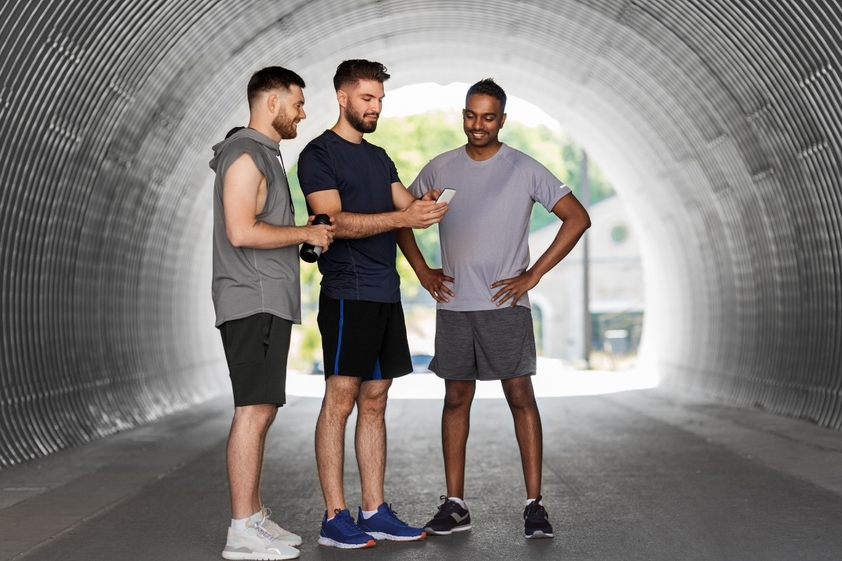 Tres hombres con ropa deportiva. Foto: Canva