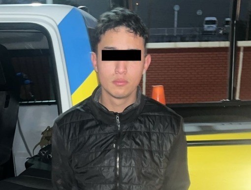 El presunto delincuente, identificado como José Alberto G., también cuenta con una orden de aprehensión por robo. Foto: Policía de Monterrey.