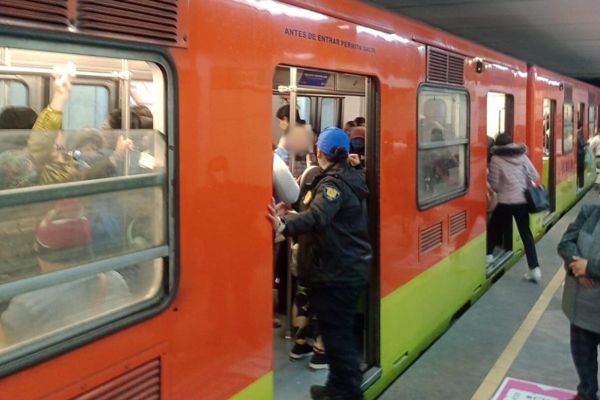 Zona de mujeres del Metro CDMX con una mujer policía en la entrada del vagón.    Foto: MetroCDMX