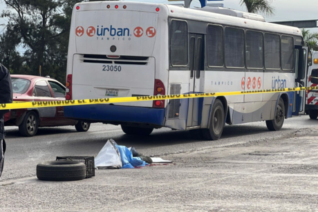 (VIDEO) Hombre se arroja contra un autobús en movimiento en Tampico