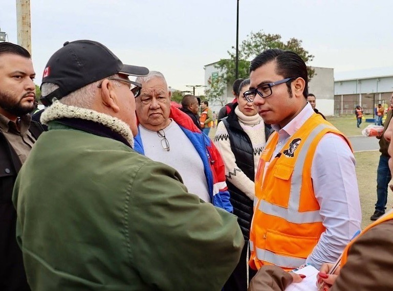 Félix Arratia con ciudadanos del municipio atendiendo sus peticiones. Foto: Facebook Félix Arratia.