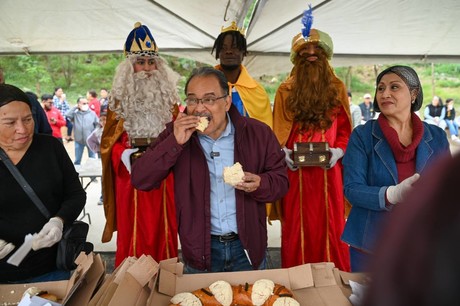 Los Reyes Magos y Andrés Mijes llevan alegría con Rosca de Reyes en Escobedo