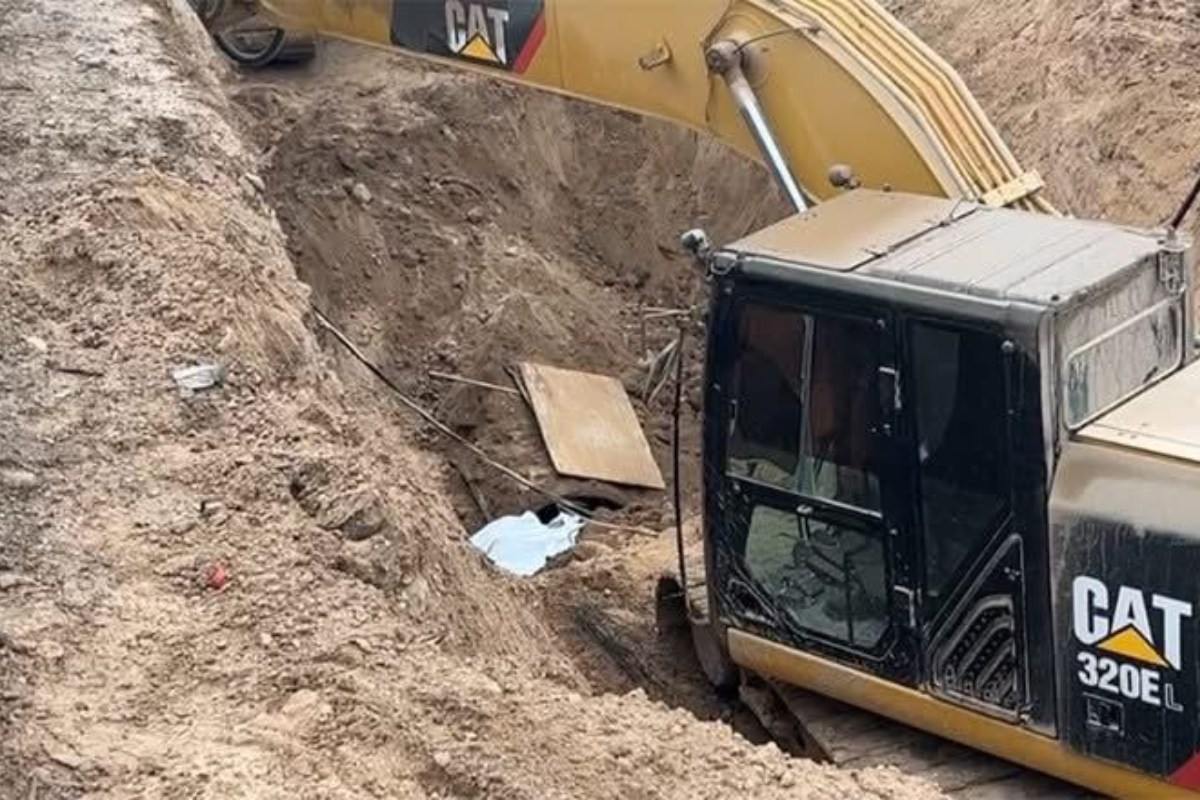 Un trabajador falleció y otro resultó herido tras ser sepultados por un deslave en una obra pluvial en Reynosa. Foto: Ignacio Aceves