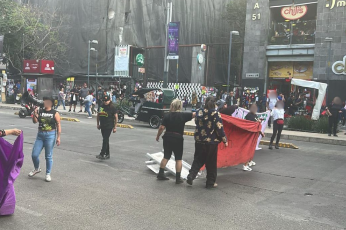 Manifestantes en Av. Juárez a la altura de Dolores.    Foto: X (@OVIALCDMX)