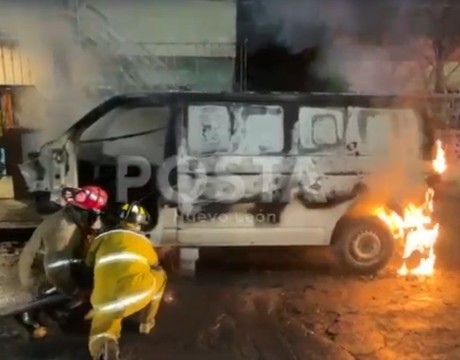 VIDEO | Camioneta es consumida tras incendio en Guadalupe; indagan si fue provocado