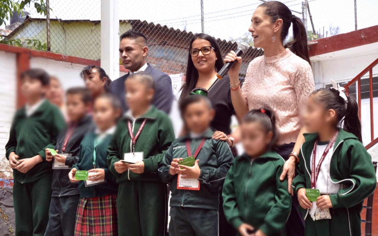 La presidenta de México Claudia Sheinbaum con alumnos de educación básica. Foto: Jefatura de Gobierno