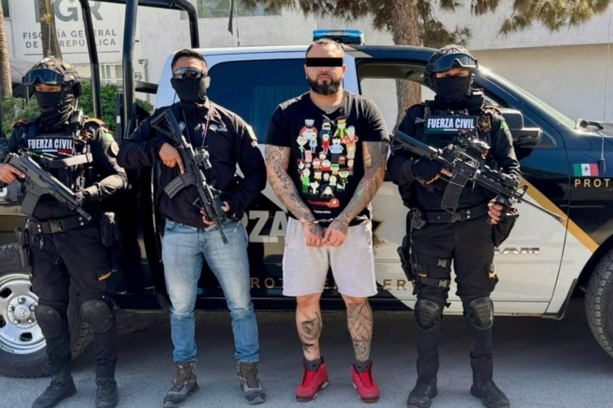 Hombre detenido junto a policías del Estado. Foto: Secretaría de Seguridad de Nuevo León