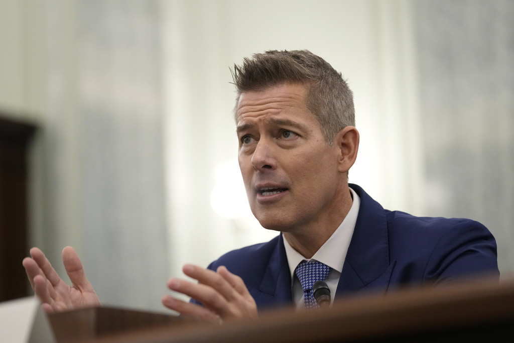 Sean Duffy da su testimonio ante la Comisión de Comercio, Ciencia y Transporte del Senado en el Capitolio en Washington, para su nominación a ser secretario de Transporte. (AP Foto/Susan Walsh)