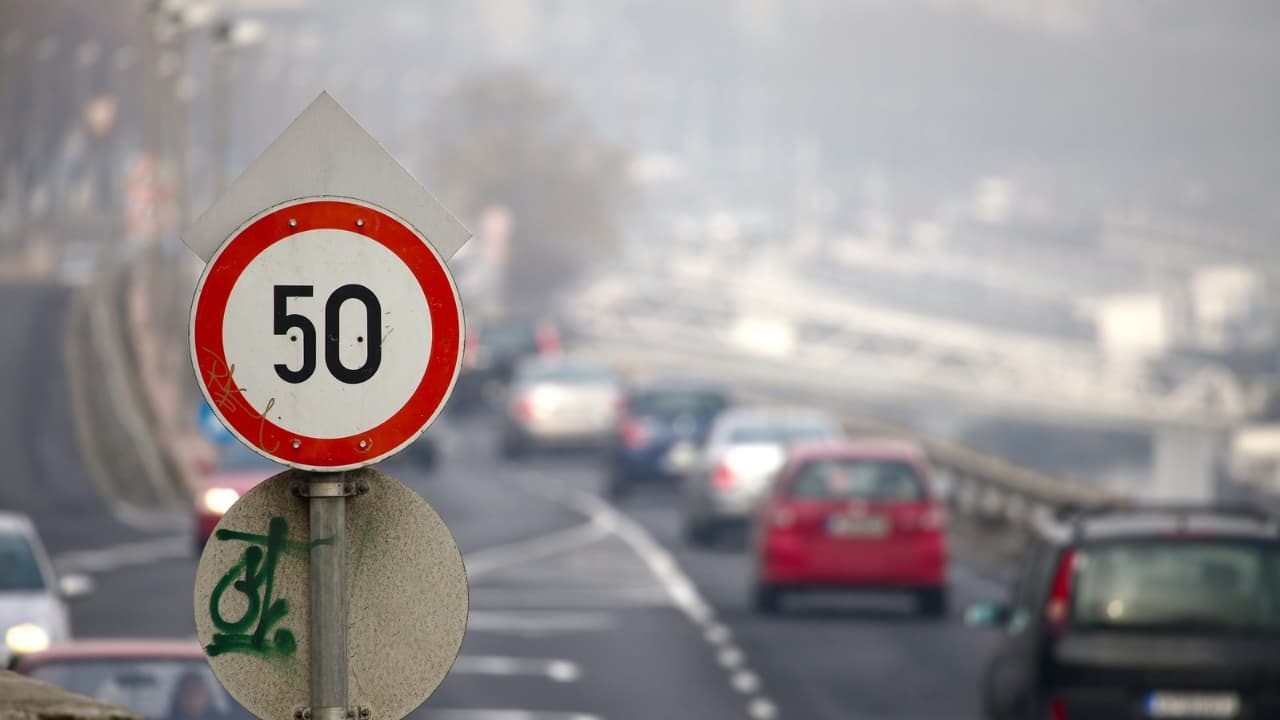 Respetar los límites de velocidad puede garantizar tu seguridad y la de los demás usuarios de la vía pública. Foto: Canva (imagen ilustrativa).