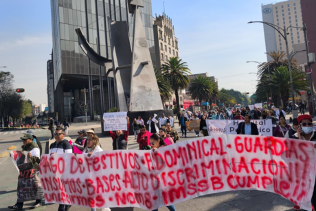 Marchan trabajadores del IMSS Bienestar por mejoras laborales