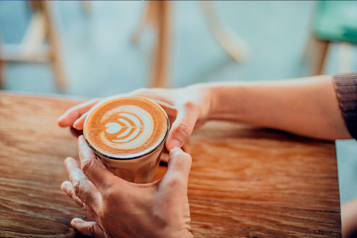 Los cafés de La Paz cuentan con baristas que deleitan no sólo el gusto, también el olfato y la vista. Foto: Freepik.