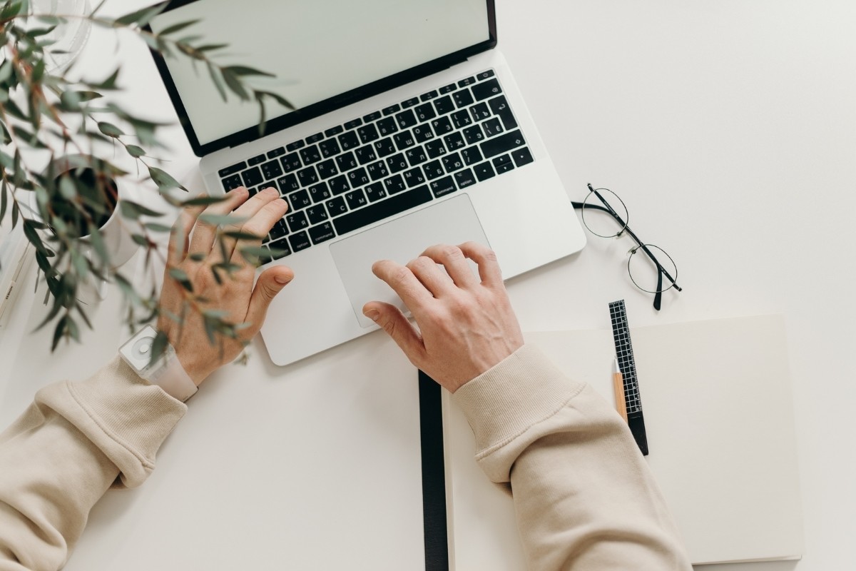 Macbook y una persona. Foto: Canva