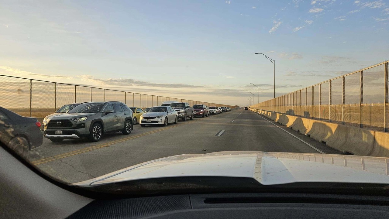 Los tiempos de espera en los puentes internacionales que conectan México con Estados Unidos varían según el punto de cruce y la afluencia de vehículos. Foto: Redes sociales