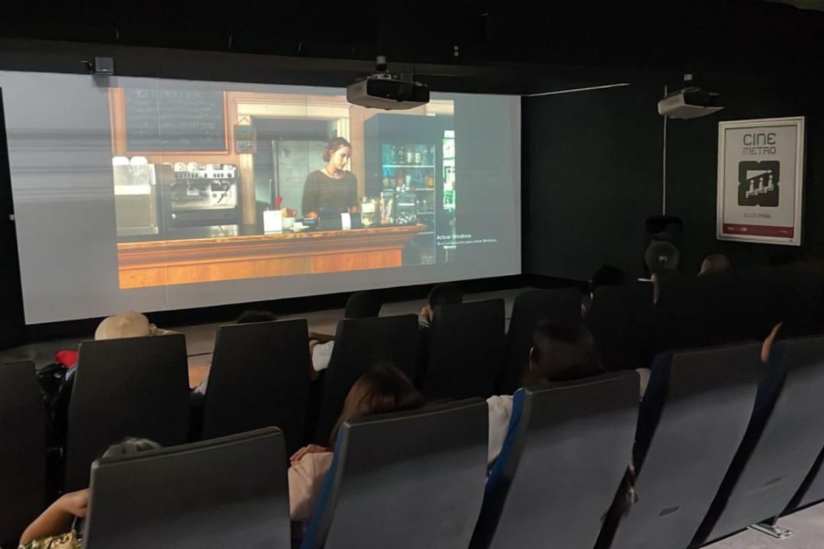 Personas viendo una película en la sala de Cine del Metro de CDMX.     Foto: Ramón Ramírez