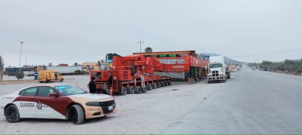 La circulación en la Carretera Federal 101 permanece cerrada en ambos sentidos debido al traslado de módulos de enfriamiento de gran tamaño. Foto: SSPT