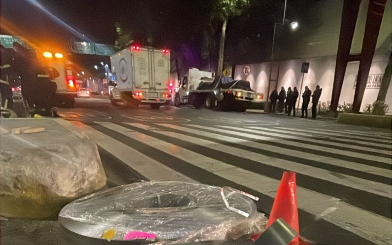 Así se veían los rollos de metal que se cayeron de tráiler en Insurgentes. Foto: Ramón Ramírez