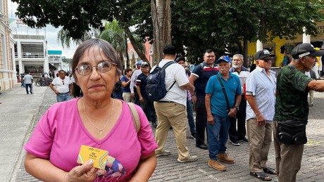 Largas filas para el canje gratuito de la tarjeta 'Va y ven' para adultos mayores en Mérida