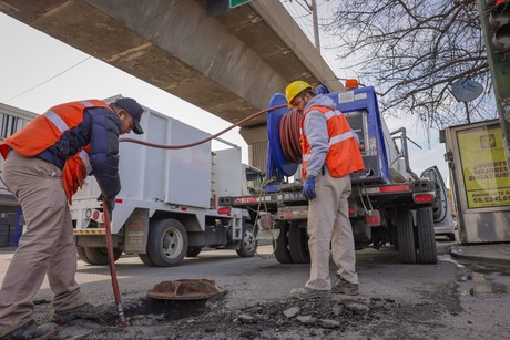 Así se realiza la limpieza y se destapa el sistema de drenaje sanitario en Nuevo León