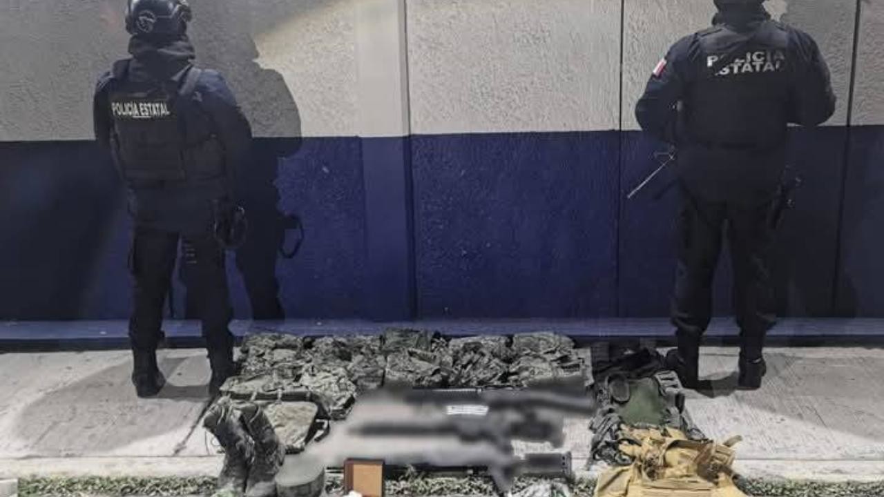 Aseguran automóvil con armamento, equipo militar y sustancias ilícitas en el Edomex. Foto: @Santiagod181281