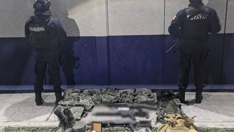 Aseguran automóvil con armamento, equipo militar y sustancias ilícitas en el Edomex