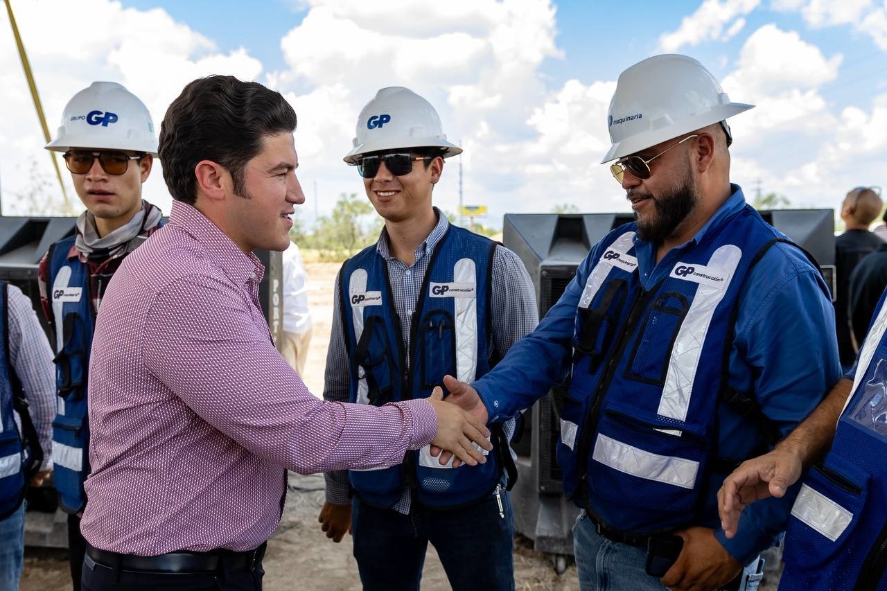 Samuel García con empleados de la planta Volvo en Ciénega de Flores. Foto: Gobierno de Nuevo León.