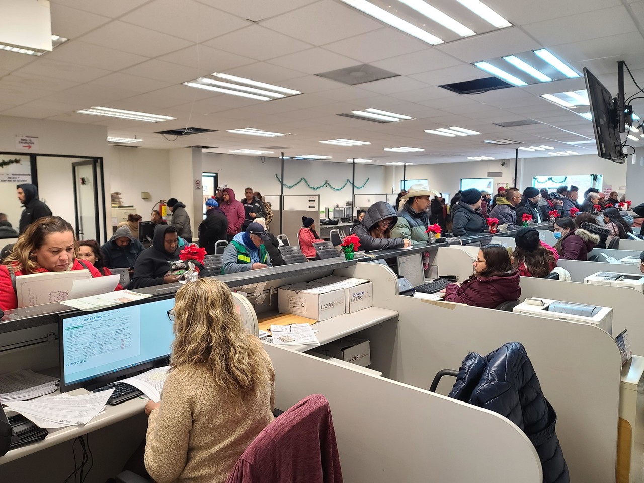 Mucha gente ha acudido a cumplir sus contribuciones. (Fotografía: Édgar Romero)