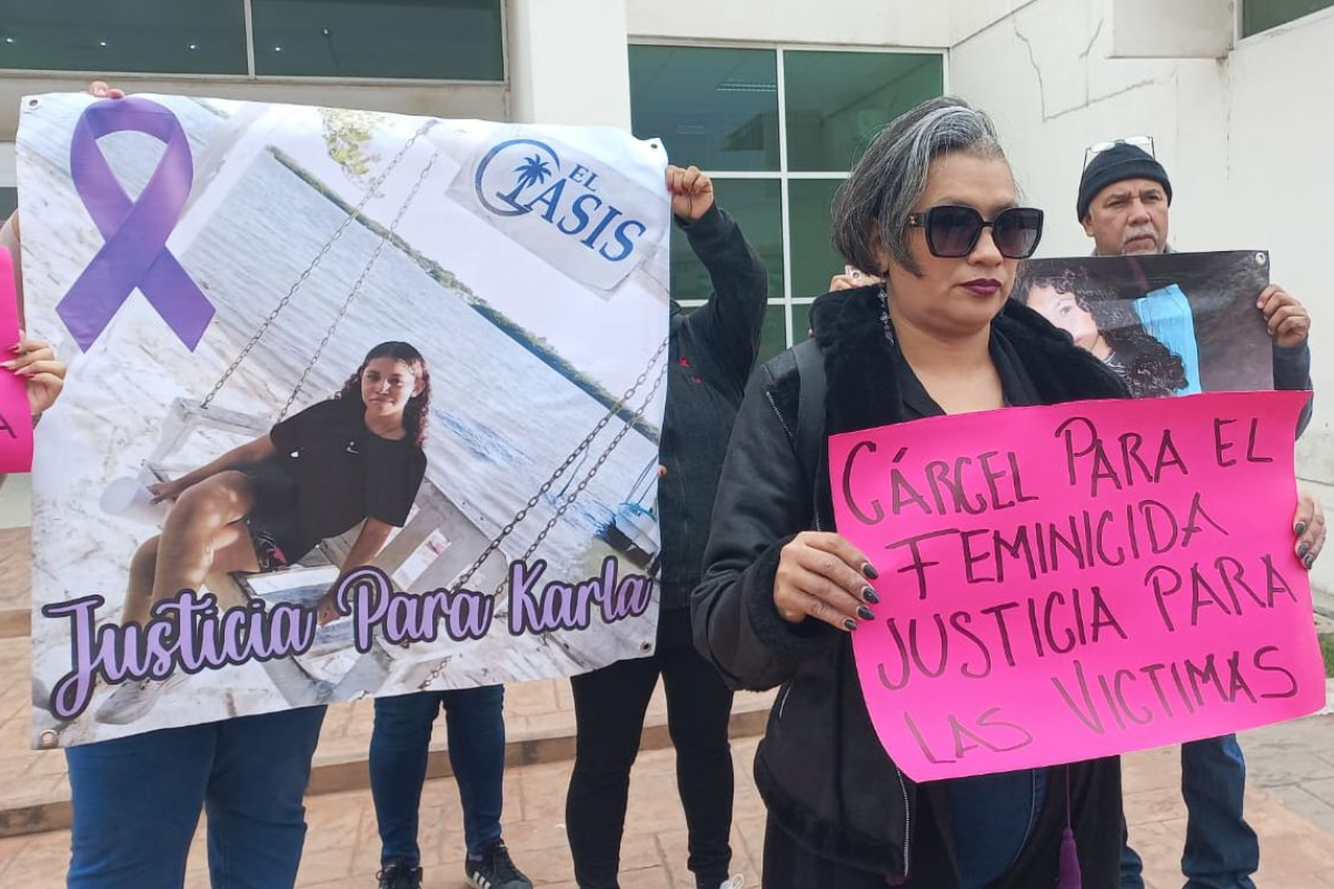 Durante una audiencia relacionada con el caso, la familia de Karla Roses exigió justicia a las autoridades. Foto: Axel Hassel