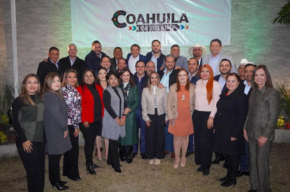 El gobernador Manolo  Jiménez junto a alcaldes y alcaldesas de Coahuila. (Fotografía: Manolo Jiménez)