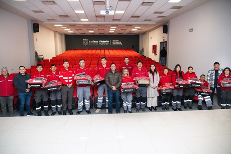 Raúl Cantú entrega uniformes a Protección Civil de Salinas Victoria