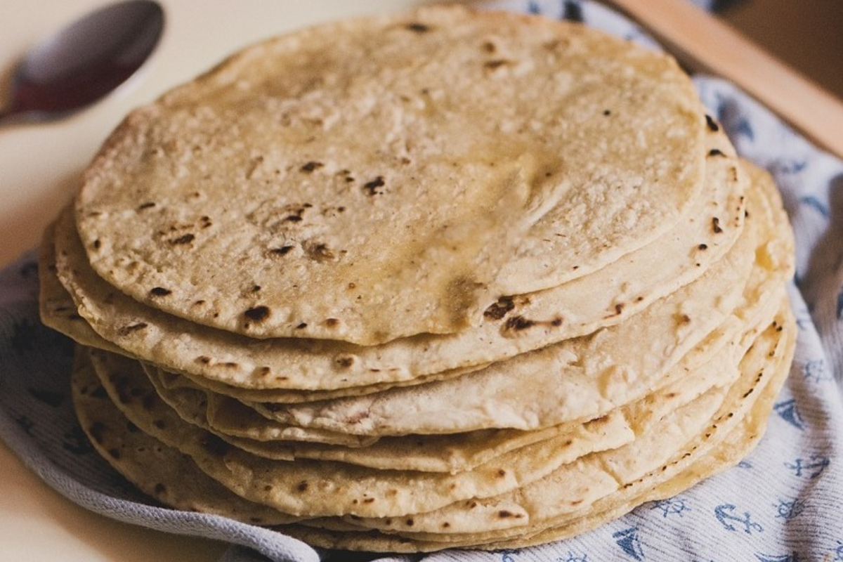 Tortillas sobre una servilleta de tela.     Foto: Freepik