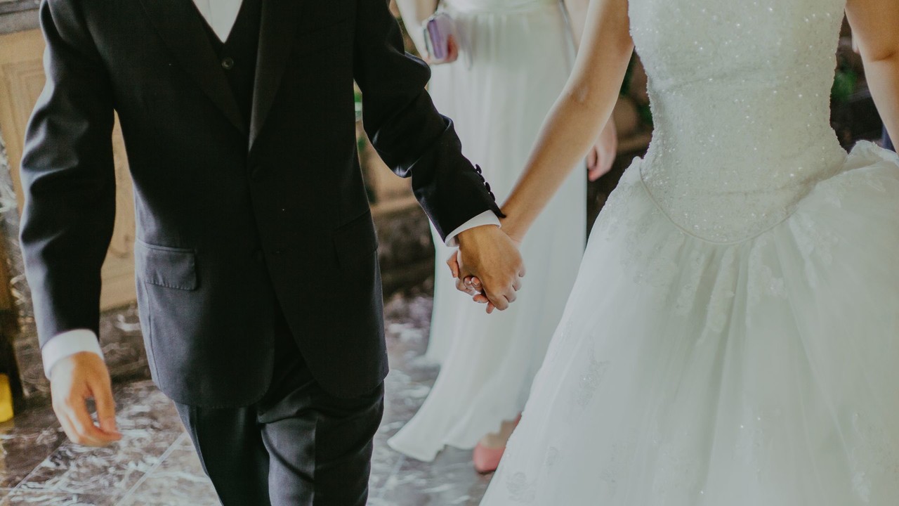 Las parejas pueden casarse en las Bodas Comunitarias del DIF. (Fotografía: Canva)