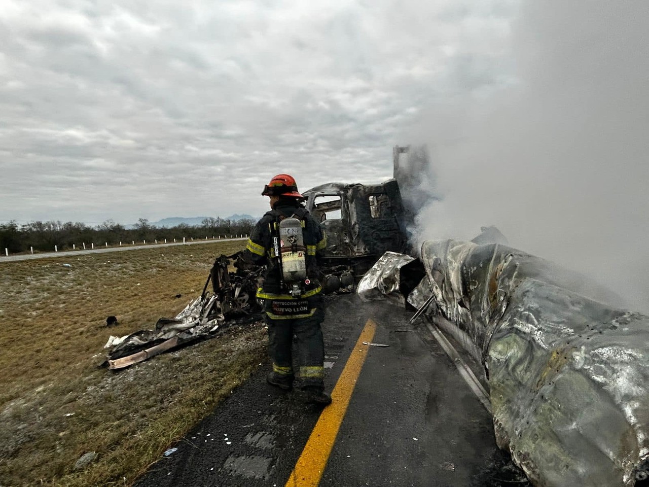 Elementos de Protección Civil atendiendo la emergencia en la Carretera. Foto: Protección Civil de Nuevo León.